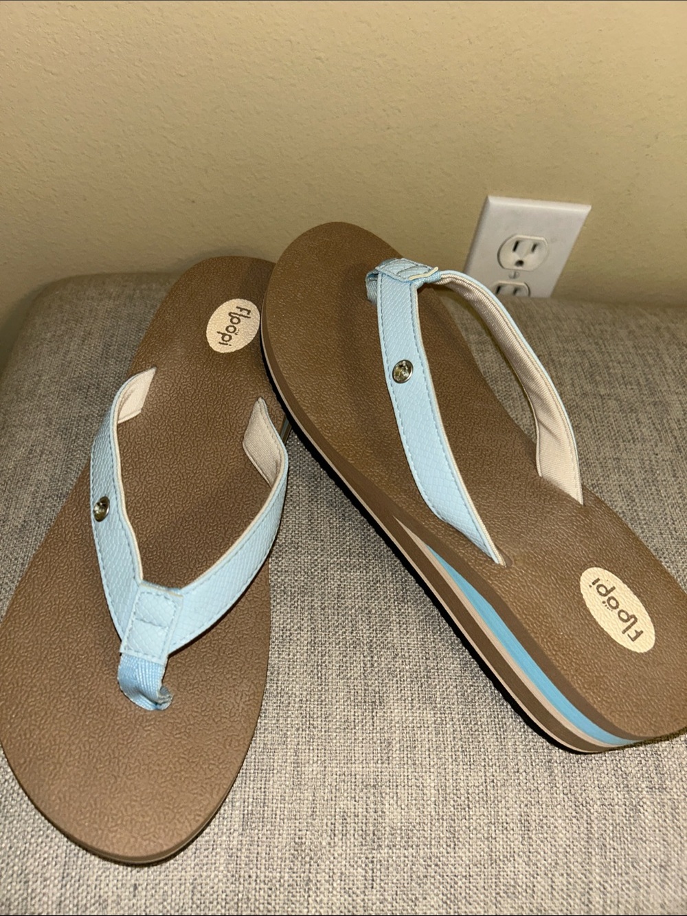 FLOOPI Women’s Lola Wedge Thong Flip Flops with Clear Gemstone
